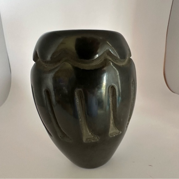 Santa Clara Pueblo Blackware Pottery by Elaine Salazar โ 3.5" Carved Vase - Picture 8 of 12